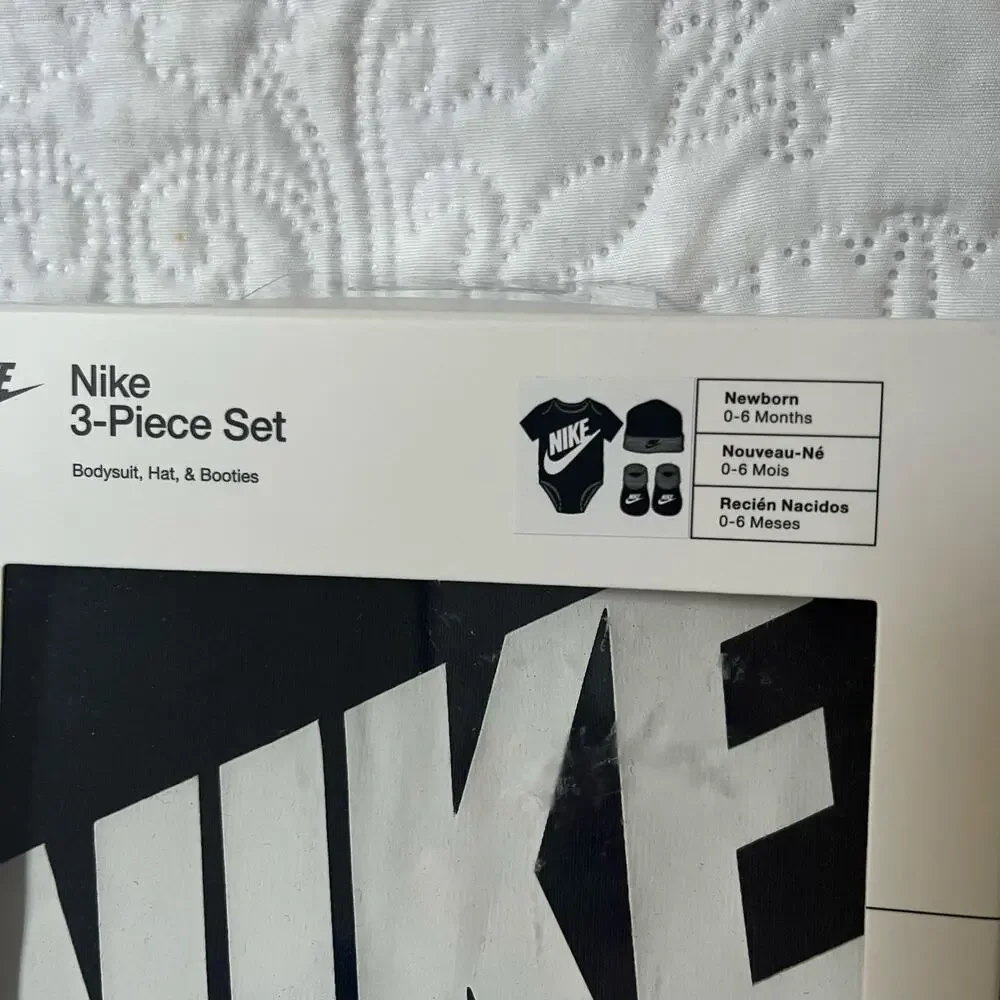 NWT Nike Futura Logo 3 Piece Set 0-6 months - Picture 4 of 5